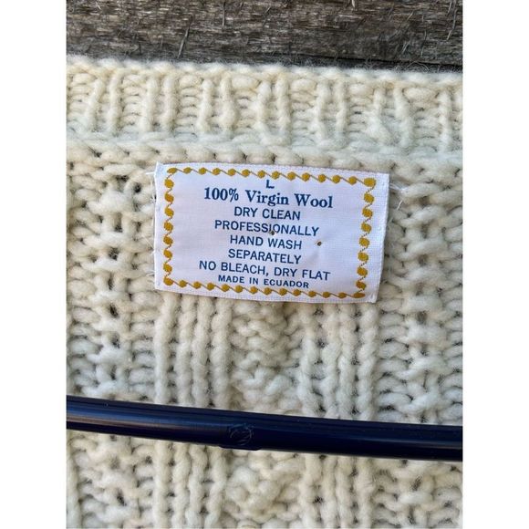 100% Virgin wool size Large V neck oversized sweater from Ecuador - Picture 5 of 5